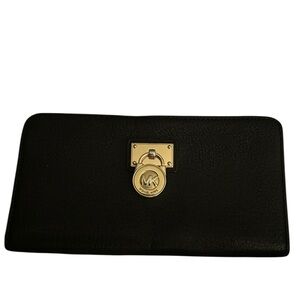 •Michael Kors Hamilton Traveler Large Zip
Around Black Leather Wallet With Lock